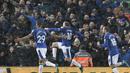 Striker Everton, Wayne Rooney, melakukan selebrasi usai mencetak gol ke gawang Liverpool pada laga Premier League di Stadion Anfield, Minggu (10/12/2017). Laga bertajuk Derbi Merseyside itu berakhir imbang 1-1. (AFP/Paul Ellis)