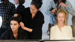 Penata rias mempersiapkan Kendall Jenner, sebelum tampil dalam Michael Kors Autumn/Winter 2017 dalam acara New York Fashion Week di Manhattan, AS (15/2). (Jamie McCarthy / Getty Images untuk Michael Kors / AFP)
