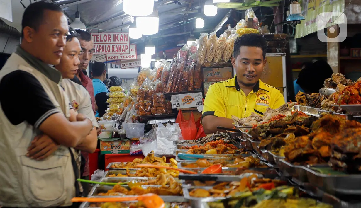 Pengunjung memilih menu berbuka puasa di Sentra Kuliner Nasi Kapau di Jalan Kramat Raya, Senen, Jakarta, Kamis (14/3/2024). (Liputan6.com/Herman Zakharia)