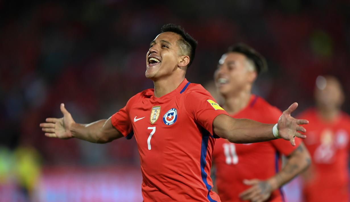 Striker Arsenal, Alexis Sanchez, menyumbang 2 gol saat Cile melumat Uruguay, 3-1, pada laga Kualifikasi Piala Dunia 2018 zona CONMEBOL di Stadion Nasional Julio Martinez Pradanos, Santiago, Rabu (16/11/2016) pagi WIB. (AFP/Martin Bernetti)