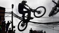 Aksi peserta lomba sepeda saat mengikuti balapan Urban Bike Inder Medellin di gubuk comuna 1 di Medellin, Antioquia department, Kolombia (19/11). (AFP Photo/Joaquin Sarmiento)