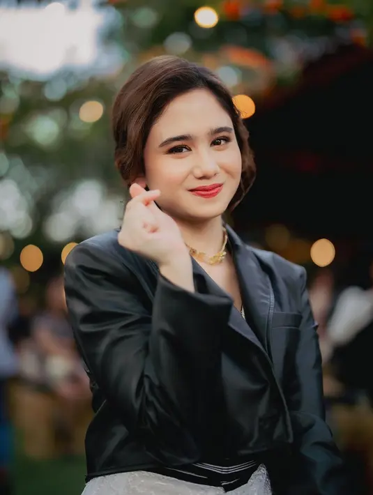 Tak lupa, Tissa juga mendoakan terbaik untuk sang ayah serta membacakan surat Al Fatihah. [Instagram/tissabiani]