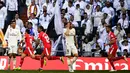 Para pemain Real Madrid tampak lesu usai gawangnya dibobol Girona pada laga La Liga di Stadion Santiago Bernabeu, Madrid, Minggu (17/2). Madrid kalah 1-2 dari Girona. (AFP/Gabriel Bouys)