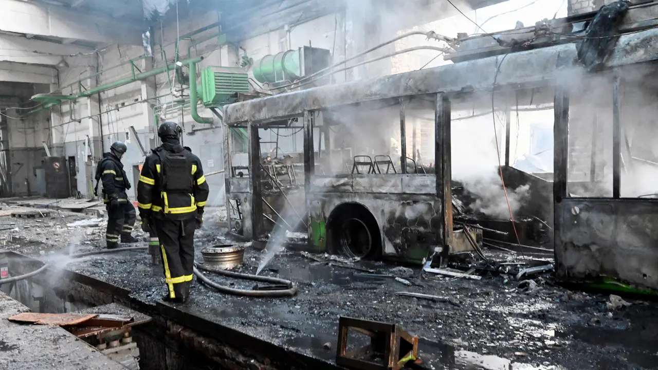 Terkena Hantaman Serangan Udara Rusia, Sebuah Terminal Bus Listrik di Kharkiv Hangus Terbakar
