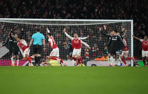 Pemain Arsenal, Gabriel Magalhaes (ketiga dari kiri), merayakan gol pada laga Premier League/Liga Inggris antara Arsenal vs Aston Villa di London, Selasa, 30 Desember 2025. (AP Photo/Alastair Grant)