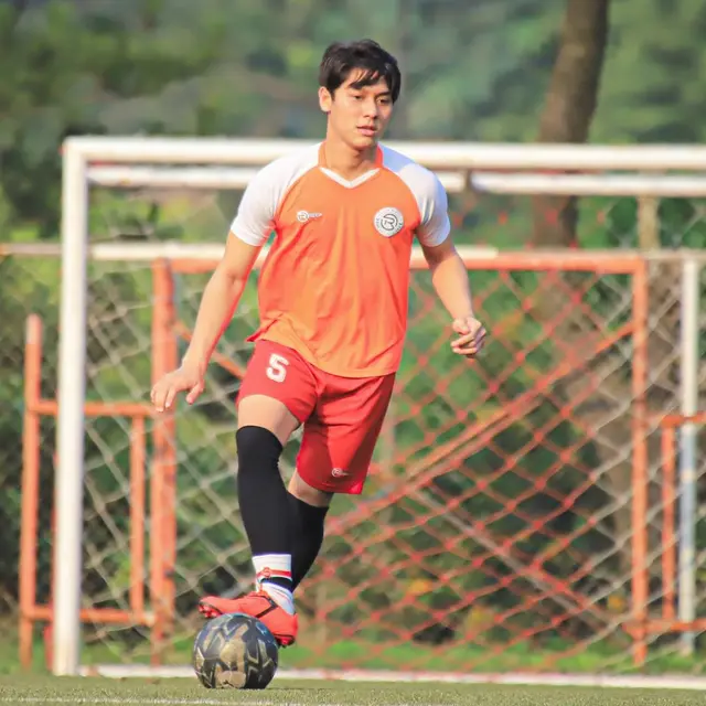 7 Pesona Rizky Billar Saat Main Bola yang Curi Perhatian