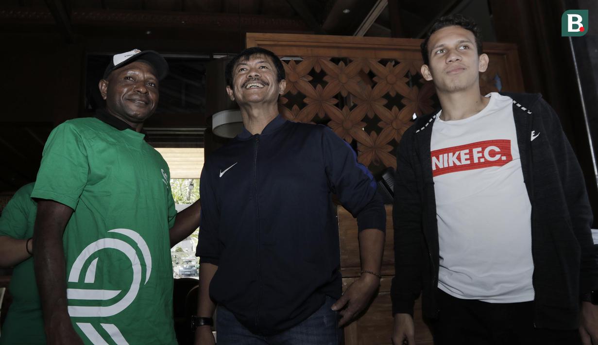 Legenda sepakbola Indonesia, Alexander Pulalo saat bertemu dengan Indra Sjafri dan Egy Maulana, di Yogyakarta, Rabu (18/7/2018). Momen spesial tersebut terjadi jelang rangkaian acara pawai obor Asian Games 2018. (Bola.com/M Iqbal Ichsan)