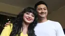 Dewi Perssik dan sang suami, Angga Wijaya mendatangi Polda Metro Jaya untuk melaporkan balik petugas TransJakarta, Harry Maulana Saputra. (Bambang E. Ros/Bintang.com)