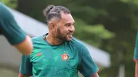 Fandry Imbiri tak hanya jadi bek tangguh bagi Persik, tapi juga panutan bagi pemain muda asal Papua, Jeam Kelly Sroyer dan Jimmy Aronggear. (Bola.com/Gatot Susetyo)