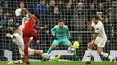 Gelandang Bayern Munchen, Serge Gnabry, melepaskan tendangan saat melawan Tottenham pada laga Liga Champions di Stadion Tottenham, London, Selasa (1/10). Tottenham kalah 2-7 dari Munchen. (AFP/Glyn Kirk)