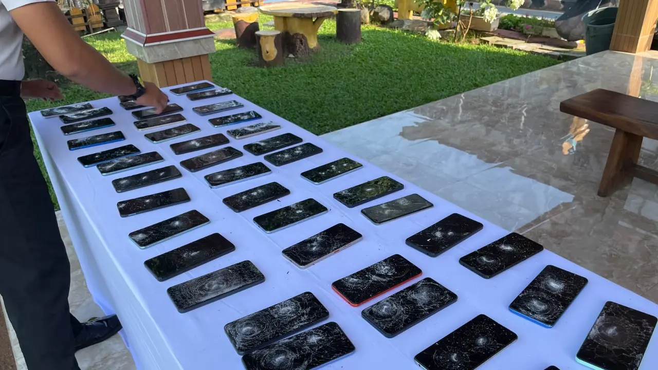 Lapas Narkotika Kelas IIA Gunung Sindur memusnahkan handphone dengan cara dihancurkan dalam komitmen Zero Halinar