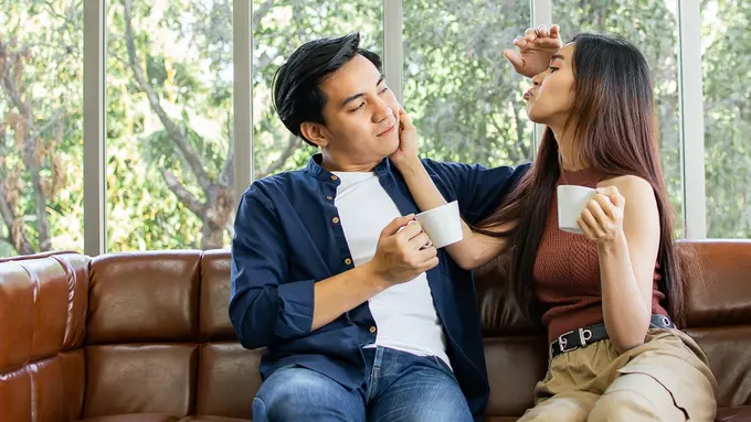 couple romantis bahagia lucu