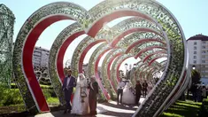 Pasangan yang baru menikah menghadiri perayaan Rusia City Day di Grozny, Rusia, (5/10). Sebanyak 199 pasangan menikah di Taman Bunga Grozny pada perayaan tersebut. (AP Photo / Musa Sadulayev)
