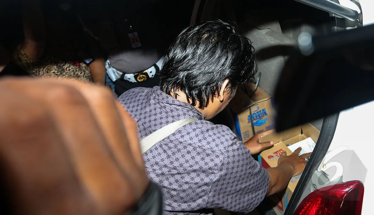 Anggota Bareskrim Mabes Polri melakukan penggeledahan di rumah Novel Baswedan di perumahan Kelapa Gading, Jakarta, Jumat (1/5/2015). Sejumlah barang bukti berhasil didapatkan dari rumah Novel Baswedan (Liputan6.com/Faizal Fanani)