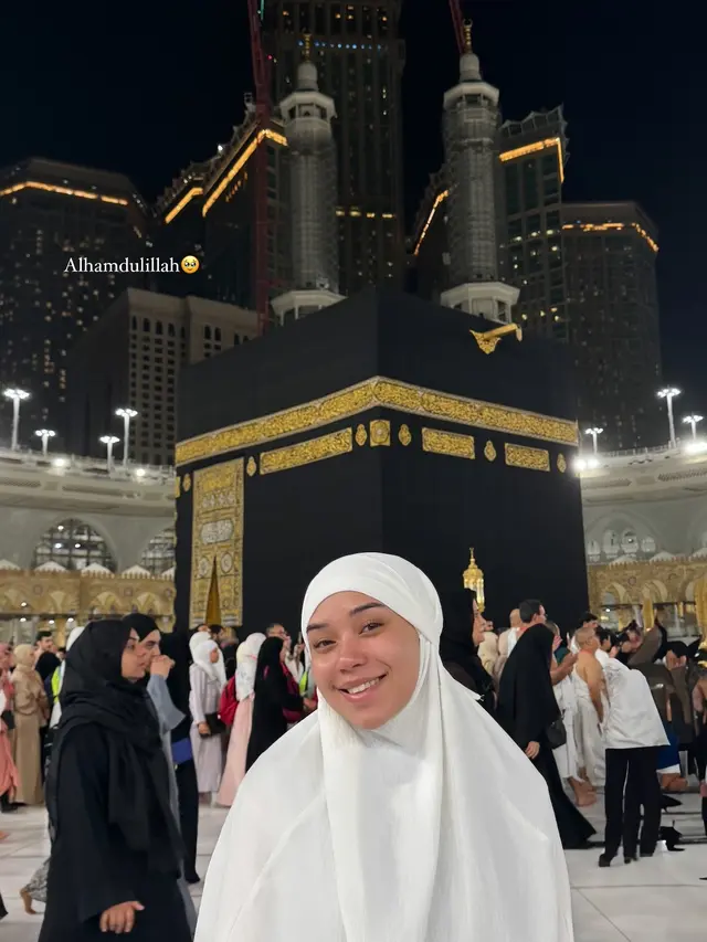 7 Momen Lula Lahfah Jalani Ibadah Umrah Bareng Sahabat, Banjir Sorotan Netizen