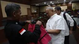 Kedua terdakwa kasus dugaan korupsi terkait tata kelola minyak mentah dan produk kilang di PT Pertamina periode 2018–2023 dijatuhi hukuman masing-masing 6 tahun penjara. Tampak dalam foto, Vice President Supply dan Distribusi Kantor Pusat PT Pertamina periode 2011-2015, Alfian Nasution (kanan), bersama Direktur Pemasaran dan Niaga PT Pertamina tahun 2014, Hanung Budya Yuktyanta usai mengikuti sidang pembacaan putusan di Pengadilan Tindak Pidana Korupsi (Tipikor) Jakarta, Selasa (12/5/2026). (Kapanlagi.com/Budy Susanto)