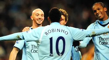 Manchester City&#039;s Stephen Ireland celebrates after scoring the fifth goal after a pass from Robinho during English Premier league match against Hull City at City of Manchester Stadium, on December 26, 2008. AFP PHOTO/ANDREW YATES