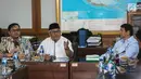 Direktur Komunikasi dan Media Badan Pemenangan Nasional (BPN) Prabowo-Sandi, Hashim Djojohadikusumo (kanan) berbincang dengan Ketua KPU Arief Budiman di Kantor KPU, Jakarta, Jumat (29/3). Kedatangan BPN tersebut untuk membahas terkait laporan permasalahan DPT. (Liputan6.com/Faizal Fanani)