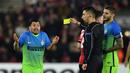 Pemain Inter Milan, Gary Medel, mendapat kartu kuning dari wasit saat melawan Southampton pada laga Grup K Liga Europa di Stadion St Mary's, Jumat (4/11/2016) dini hari WIB. (AFP/Glyn Kirk)