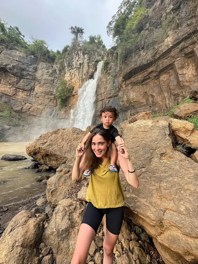 7 Momen Seru Yasmine Wildblood Main Ke Curug, Liburan Bareng Keluarga