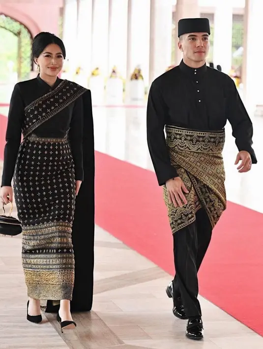 Saat acara resepsi pernikahan, ia tampil serba hitam yang serasi dengan suami. Berasal dari Thailand, ia pun mengkombinasikan gaya tradisional Thailand dengan kain Brunei.