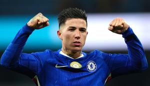 Pemain Chelsea, Enzo Fernandez, melakukan selebrasi setelah mencetak gol ke gawang Manchester City pada lanjutan Liga Inggris di Etihad Stadium, Senin (5/1/2026). (AP Photo/Dave Thompson)