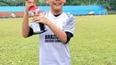 Melalui akun instagramnya, istri Christian Sugiono itu membagikan beberapa momen saat menemani anak-anaknya bertanding sepak bola. Menurut pemeran Mendadak Dangdut ini, piala tersebut merupakan piala pertama bagi keduanya. [Instagram/titi_kamall]
