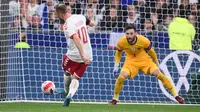 Kiper timnas Prancis Hugo Lloris (kanan) menyelamatkan gawang dari tendangan gelandang Denmark Christian Eriksen pada laga perdana Grup A UEFA Nations League di Stade de France, Paris, Prancis, Sabtu(4/6/2022) dini hari WIB. Prancis harus rela menelan kekalahan 1-2 dari tamunya Denmark. (Franck FIFE / AFP)