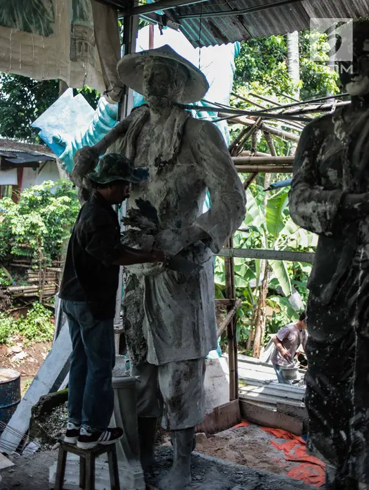 Perajin Sutopo membuat pesanan patung raksasa di kawasan Pondok Cabe, Tangerang Selatan, Jumat (14/12). Sutopo pengrajin lulusan ISI Jogja ini bergelut di dunia seni patung sudah belasan tahun. (Liputan6.com/Faizal Fanani)