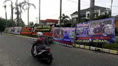 Sejumlah karangan bunga dan ucapan selamat untuk Kahiyang-Bobby terpampang di pinggir jalan Komplek Bukit Hijau Regency (BHR), Medan, Kamis (23/11). (Liputan6.com/JohanTallo)