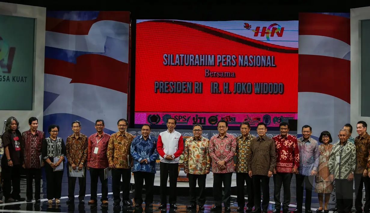 Presiden Jokowi dan Ketua MPR Zulkifli Hasan berpose bersama para wartawan saat Silatuhrahmi Pers Nasional di gedung Auditorium  TVRI, Jakarta, Senin (27/4/2015). Jokowi mendapatkan jaket Pers berwarna merah putih (Liputan6.com/Faizal Fanani)
