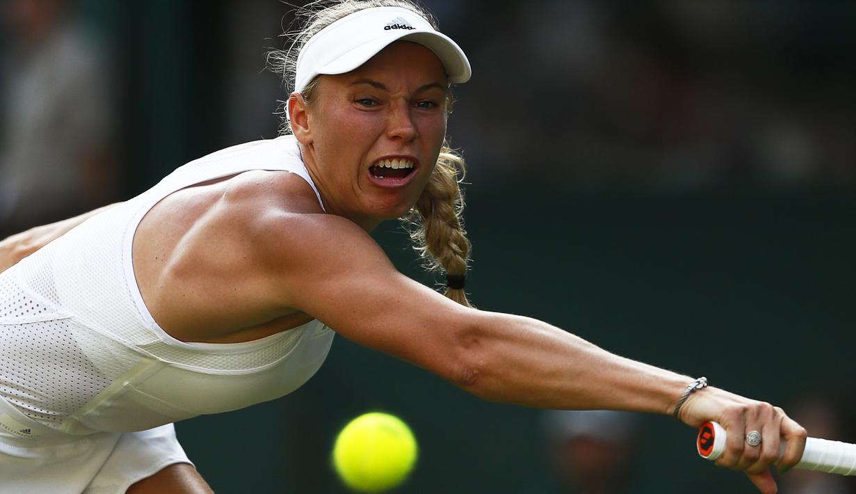Caroline Wozniacki berusaha mengembalikan bola saat melawan Timea Babos pada laga tunggal putri Wimbledon 2017 di Wimbledon Tennis Championships, London, (4/7/2017). Wozniacki menang 6-4, 4-6, 6-1. (EPA/Nic Bothma)
