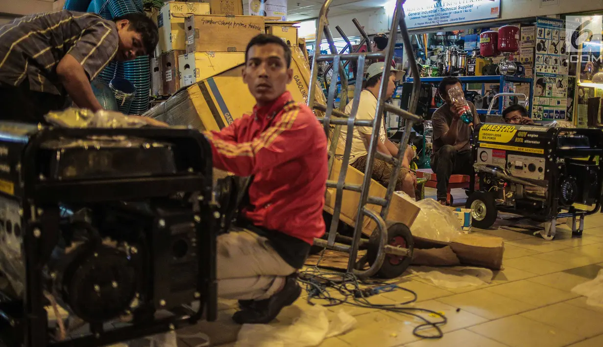 Pembeli memilih genset yang dijual di sebuah pusat peralatan teknik, kawasan Glodok, Jakarta, Senin (5/8/2019). Imbas padamnya listrik, toko genset di kawasan Glodok ramai diserbu warga yang membutuhkan penerangan di rumah mereka. (Liputan6.com/Faizal Fanani)