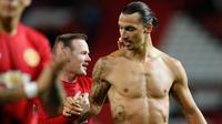 Penyerang MU, Zlatan Ibrahimovic berbincang dengan Wayne Rooney usai pertandingan melawan Zorya Luhansk pada laga Liga Eropa di Stadion Old Trafford, Inggris (29/9). Ibrahimovic mencetak satu-satunya gol pada pertandingan ini. (Reuters/Darren Staples) 