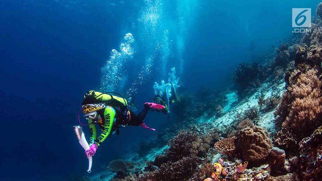 Aksi Penyelam Istri Kapolri Bawa Api Obor Asian Games 2018