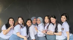 Dalam unggahannya, Felicya menuliskan bahwa tahun ini tema bukber mereka adalah seragam SMA. Ia bahkan berkelakar membayangkan tema apa yang akan mereka usung tahun depan. Momen ini menunjukkan betapa akrabnya Felicya dengan sahabat-sahabat masa remajanya. (Liputan6.com/IG/@felicyangelista_)