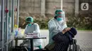 Petugas melakukan tes usap PCR kepada warga di Laboratorium Genomik Solidaritas Indonesia (GSI), Kamis (3/2/2022). Merebaknya varian Omicron memicu lonjakan kasus COVID-19 di berbagai daerah di Indonesia. (Liputan6.com/Faizal Fanani)