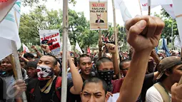 Pengunjuk rasa yang tergabung dalam Gerakan Nasionalisasi Aset (GANAS) meneriakan orasinya di depan kantor Kementerian BUMN, Jakarta, Selasa (6/10). Mereka menuntut Dirut Pelindo II RJ Lino turun dari jabatannya. (Liputan6.com/Immanuel Antonius)
