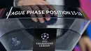 Acara pengundian play-off babak 16 besar Liga Champions telah dilaksanakan di Nyon, Swiss, Jumat (30/1/2026). Tampak dalam foto, mantan pemain sepak bola Prancis dan duta Liga Champions UEFA, Robert Pires, membuka mangkuk undian selama pengundian babak play-off fase gugur Liga Champions UEFA 2025-2026 di House of European Football, Nyon, Swiss pada 30 Januari 2026. (Harold CUNNINGHAM/AFP)