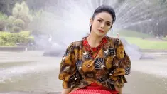 Melalui akun Instagram pribadinya, ibu empat anak ini diketahui kerap menggunakan batik dalam berbagai acara. Namun, dirinya lebih sering memakai batik untuk bekerja di gedung DPR RI ataupun saat melakukan kunjungan kerja. (Liputan6.com/IG/@krisdayantilemos)