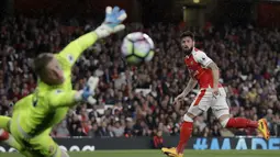 Aksi pemain Arsenal, Olivier Giroud saat melepaskan tembakan ke arah gawang Sunderland pada lanjutan Premier League di Emirates Stadium, London, (16/5/2017). Arsenal menang 2-0. (AP/Matt Dunham)