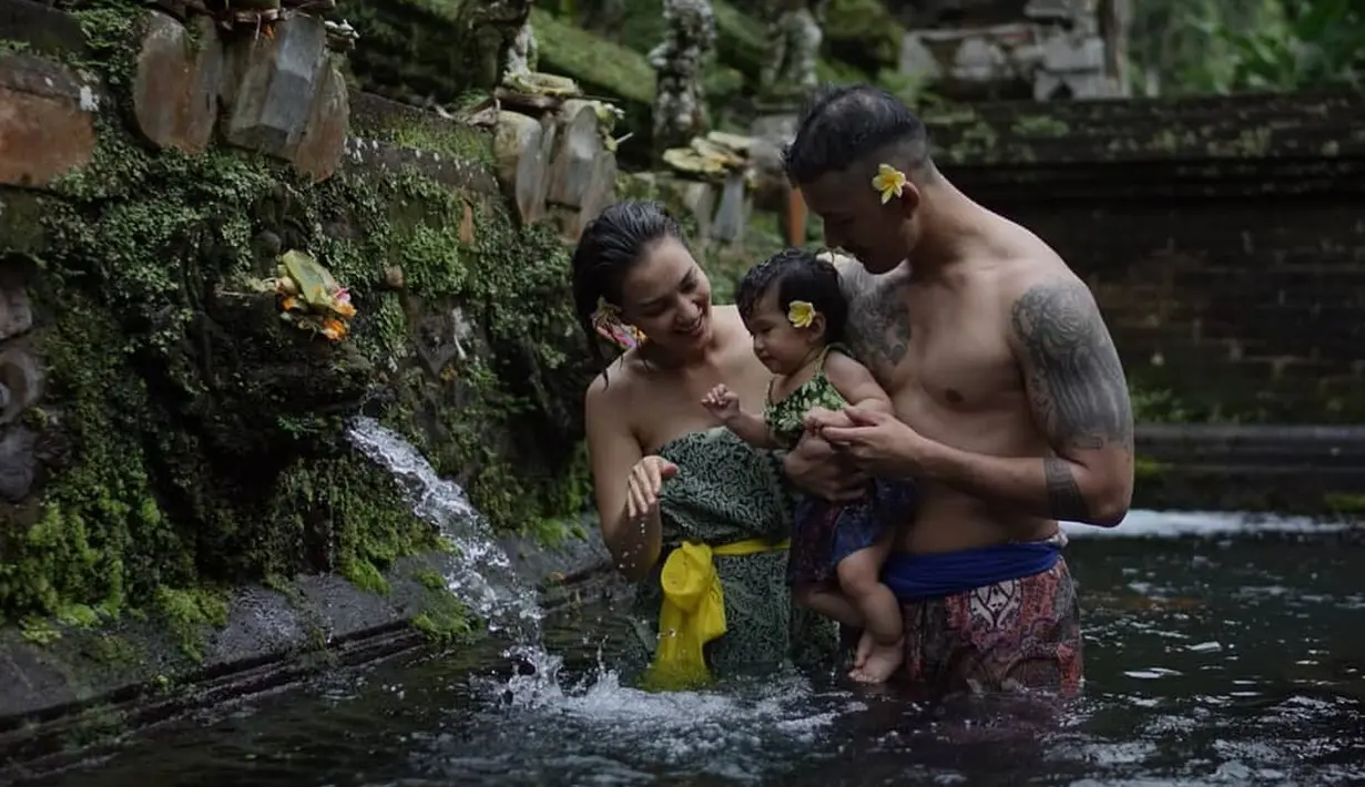 Empat tahun menikah, akhirnya rumah tangga pasangan ini sempurna dengan kehadiran, Salma Jihane Puri Dewanto. Anak yang belum genap satu tahun ini mencuri perhatian publik lewat wajahnya yang imut. (Foto: instagram.com/riodewanto)
