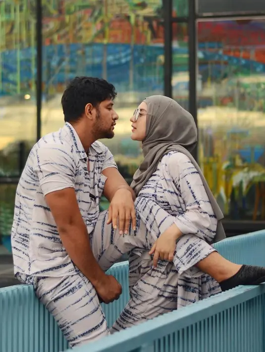 Irish Bella dan Ammar Zoni selalu terlihat kompak dengan memakai piyama yang sama. Piyama dengan warna dasar putih tersebut terlihat pas saat dipakai keduanya. Apalagi keduanya yang saling beradu mata, semakin membuat keduanya terlihat romantis. (Liputan6.com/IG/@_irishbella_)