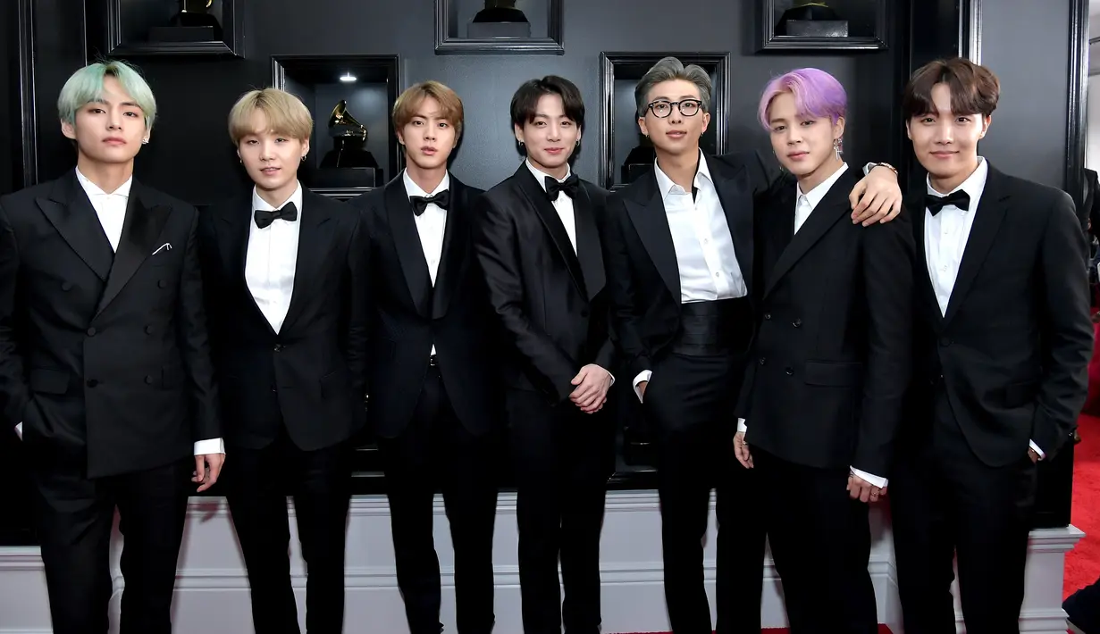 Boyband BTS saat hadir perdana pada perhelatan Grammy Awards 2019 di Staples Center, Los Angeles, Minggu (10/2). Selain masuk nominasi, BTS juga akan tampil di atas panggung sebagai penampil dan pembaca pemenang. (Neilson Barnard/Getty Images/AFP)