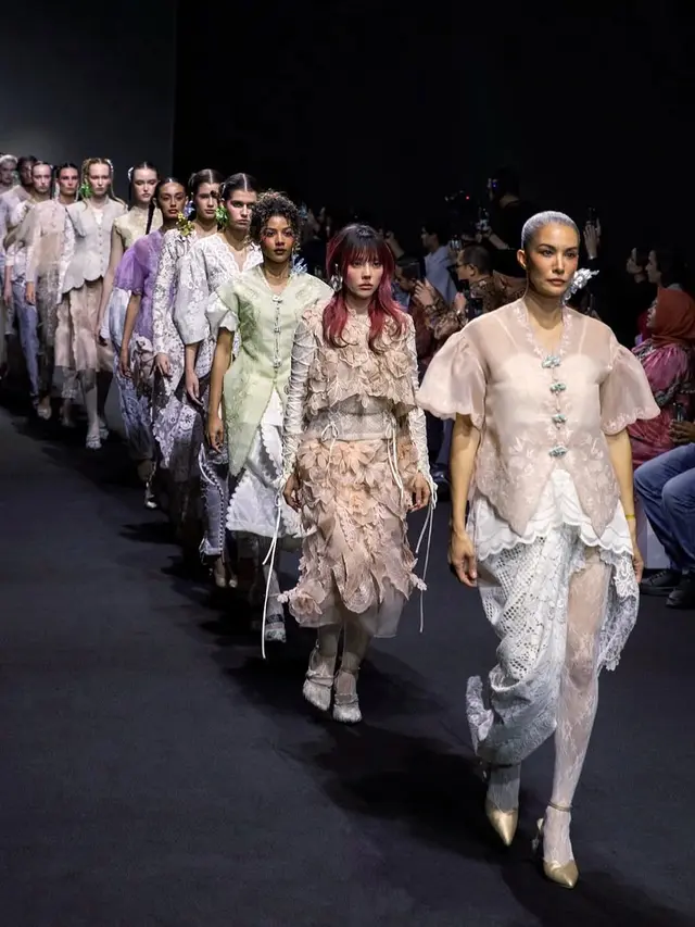 4 Potret Comeback Elegan Nadya Hutagalung di Dubai Fashion Week, Tampil Memukau dengan Koleksi Brand Lokal