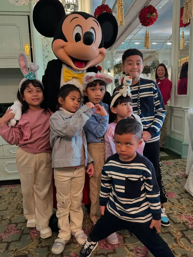Potret gemas Rafathar, Rayyanza dan Lily kenakan baju kembar (credit: instagram/raffinagita1717)