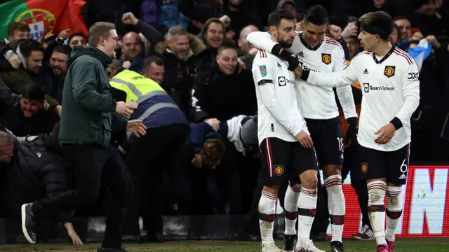 Foto: Detik-Detik Penyusup Selebrasi Bareng Pemain MU Setelah Gilas Nottingham Forest