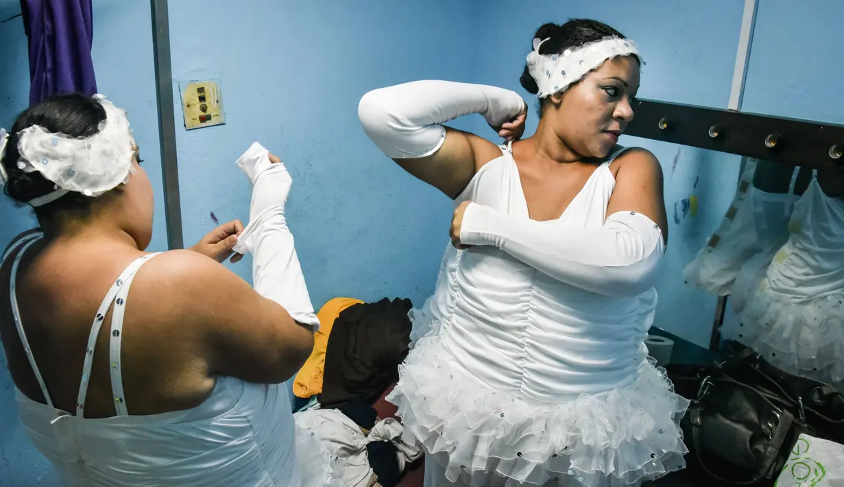 Anggota grup tari Danza Voluminosa bersiap sebelum memulai latihan di Teater Nasional di Havana, 13 Januari 2016. Grup tari ini berhasil membuktikan bahwa untuk menjadi penari tidak harus memiliki tubuh ramping.  (AFP PHOTO/ADALBERTO ROQUE)