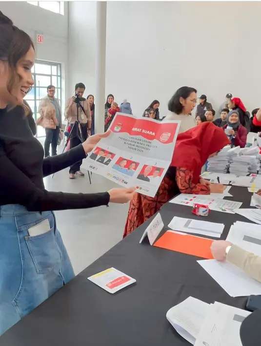 Tampilannya pun totalitas dengan gaya rambutnya. Rambut coklatnya diikat bun ke atas dengan poni wave membingkai wajah. [@claurakiehl]