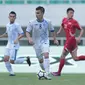 Pemain Uzbekistan, Kenjabaev menggiring bola saat melawan Korea Utara pada laga PSSI Anniversary Cup 2018 di Stadion Pakansari, Bogor, (26/4/2018). Uzbekistan dan Korea Utara bermain imbang 2-2. (Bola.com/Nick Hanoatubun)